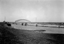 153551 Gezicht op de spoorbrug over de Rijn bij Oosterbeek vanaf de zuidelijke Rijnoever.